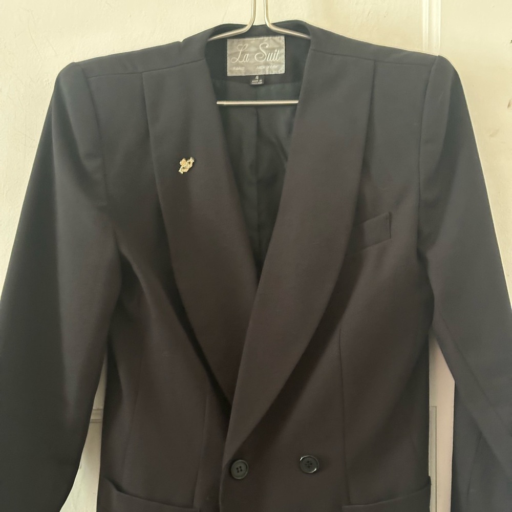 SOLD- 90’s Black Vintage Box Shoulder Blazer